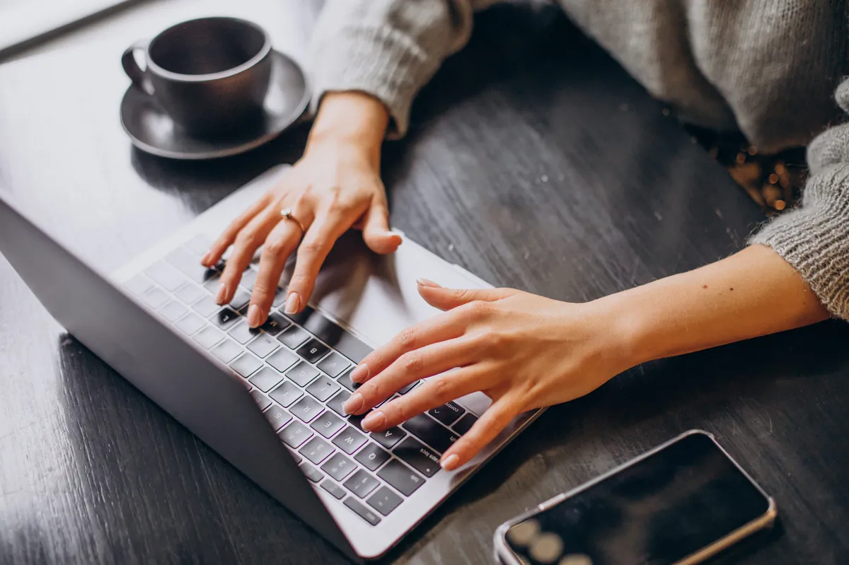 Grafik, die den Prozess des A/B-Testings in digitalen Werbekampagnen zeigt, einschließlich der Analyse von KPIs wie CTR, CPC und ROAS zur Optimierung der Anzeigenleistung im E-Commerce