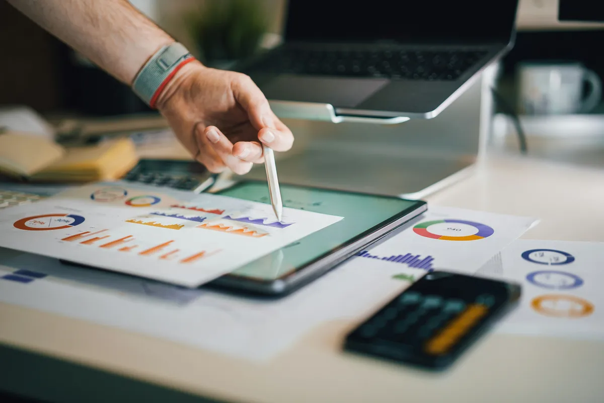 Analyse von Meta Ads und Facebook Ads Performance mit Creatives Marketing und Paid Social Daten
