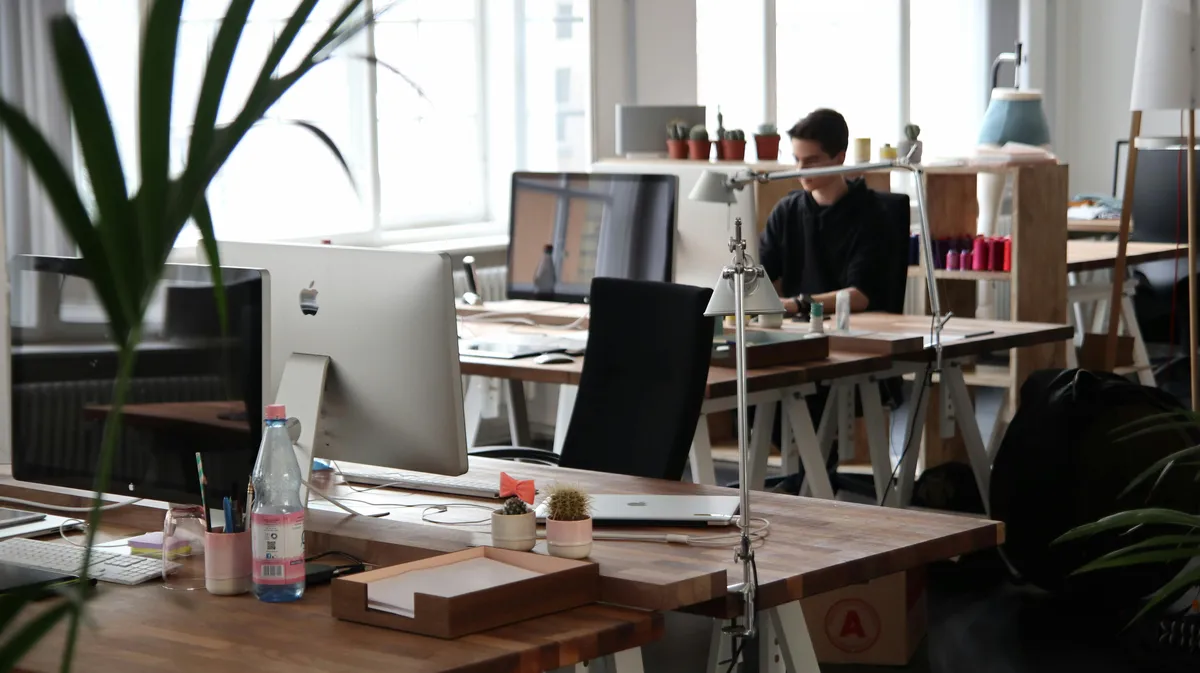 Modernes Büro einer Kreativ-Agentur für kreatives Marketing, UGC-Videos und Facebook Ads im Performance Marketing E-Commerce.