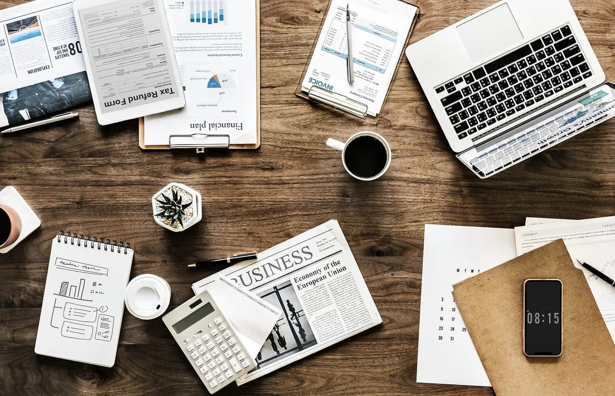 Digitale Marketingstrategie mit verschiedenen Symbolen und Kennzahlen, wobei Werbung und Analytik im Vordergrund stehen