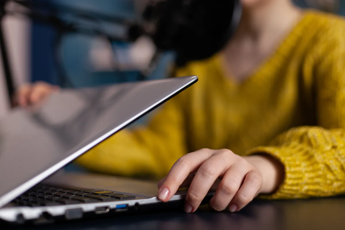 Das Öffnen des Laptops und die Nutzung des Meta Ads Managers sind entscheidend, um die Engagement-Rate durch A/B-Tests und Zielgruppensegmentierung zu verbessern.